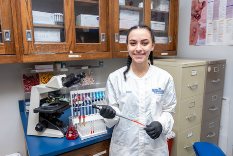 Medical Lab Assisting Image
